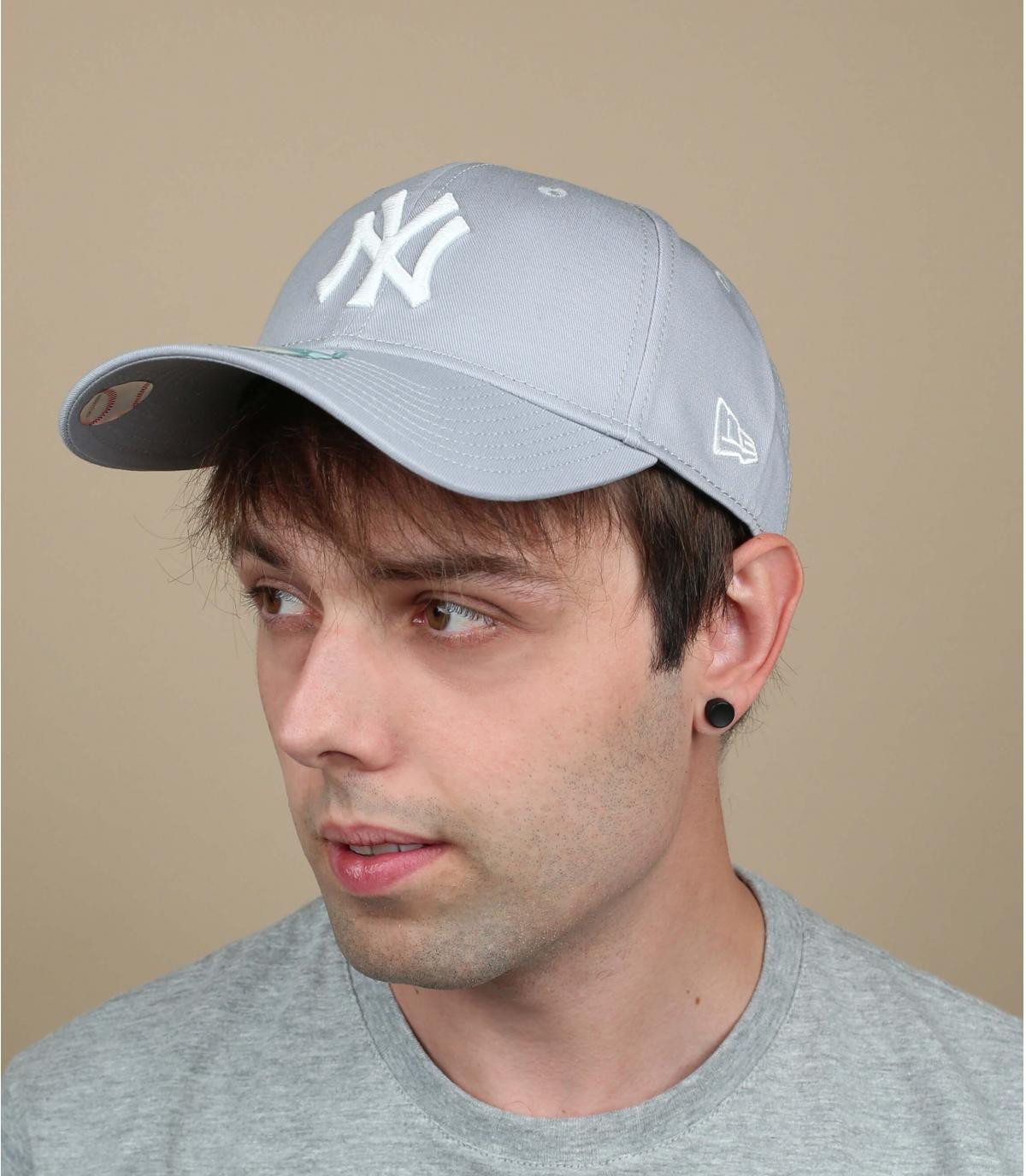 Adjustable gray cap League Ess NY 9forty grey white